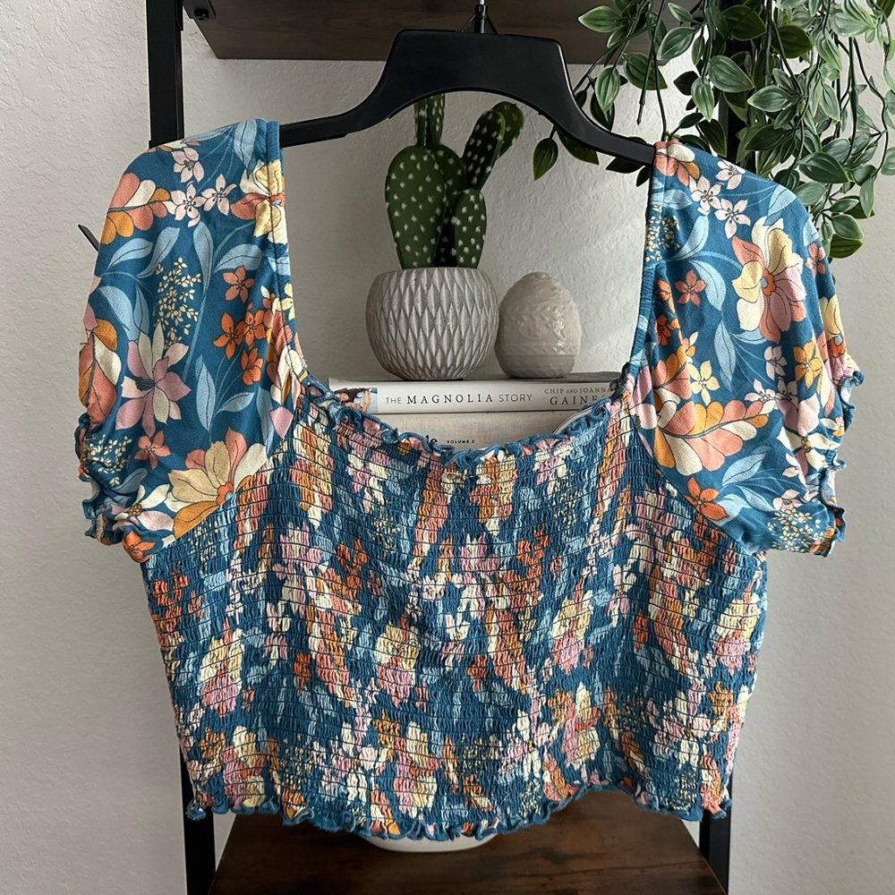 Womens Aerie floral crop top.‎ Size large.
